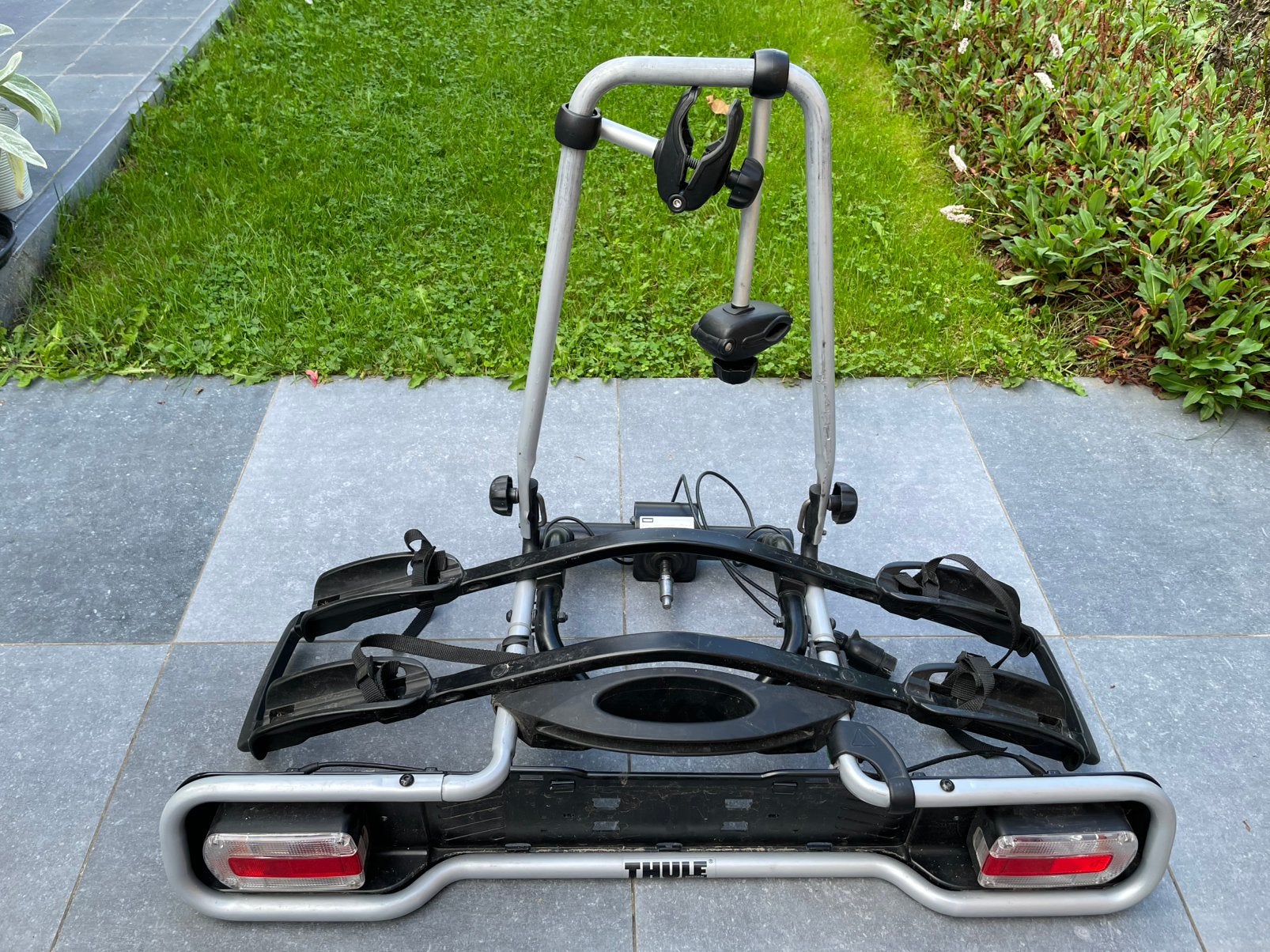Thule kantelbare fietsendrager voor 2 fietsen, Ophalen, Brede banden, Zo goed als nieuw, 2 fietsen