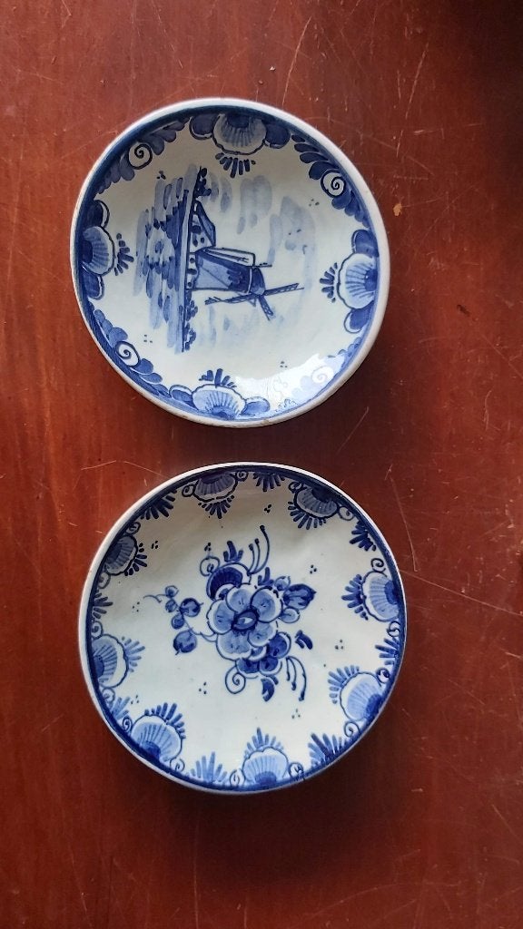 2 Sets van 2 Delfts Blauwe handgeschilderde schoteltjes, Antiquités & Art, Enlèvement ou Envoi