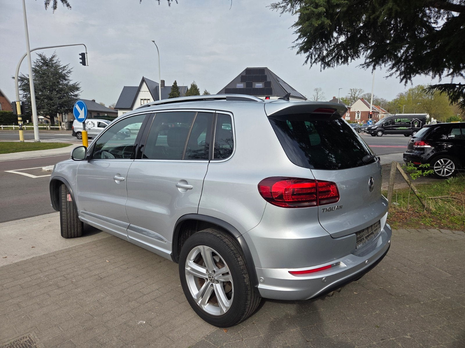 Tiguan 1.4TSI R-LINE INT&EXT FULL OPTION AUTOMAAT, Auto's, Dealer onderhouden, https://public.car-pass.be/vhr/3f7d6ef0-61ed-44e8-80ff-f785160f8d8b