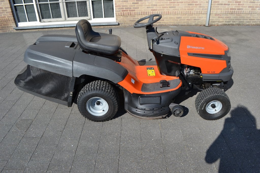 Husqvarna TC 138, Tuin en Terras, Zitmaaiers, Ophalen, 90 tot 120 cm, Husqvarna, Opvangbak