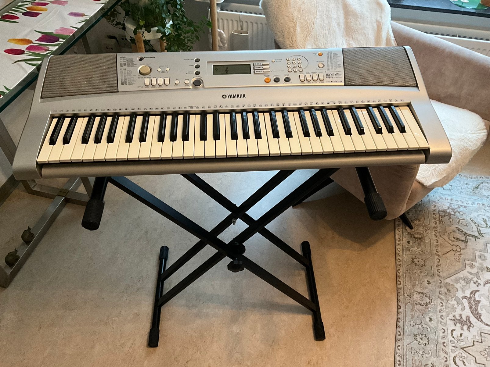 Yamaha PSR-E303 keyboard + originale adaptor + standaard., Muziek en Instrumenten, Keyboards, Ophalen, Yamaha, Midi-aansluiting