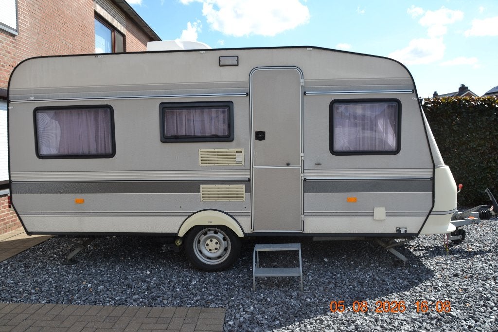 Caravan Hobby 460T, Jusqu'à 4, Coin salon convertible, Hobby, 5 à 6 mètres