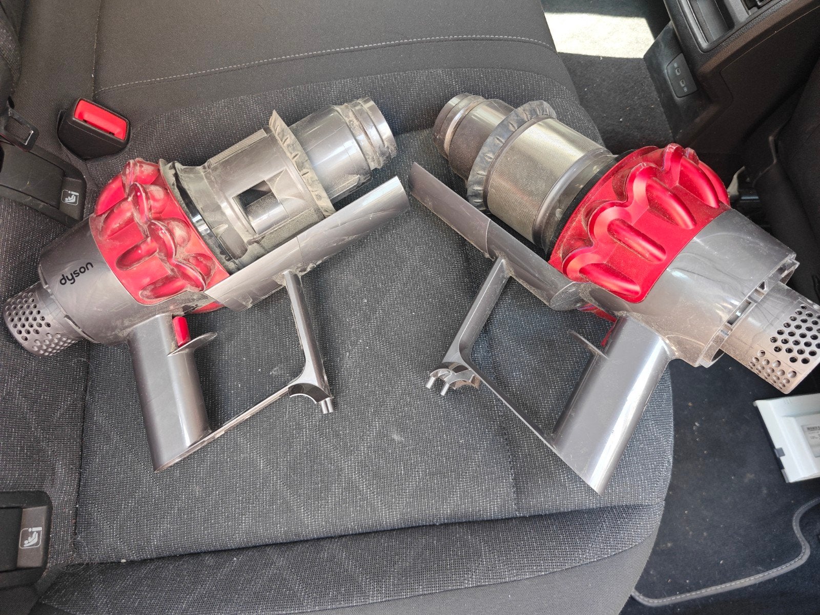 2 aspirateurs balais Dyson V10 pour
pièces ou à réparer., Enlèvement ou Envoi, Dyson