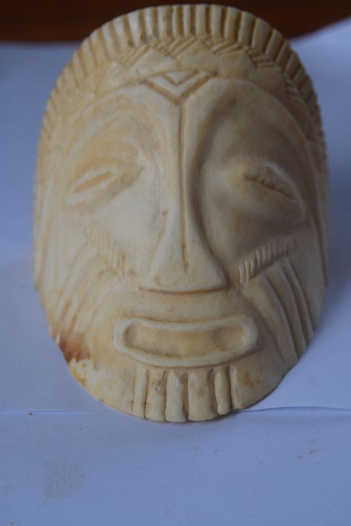 Ancien masque, Enlèvement ou Envoi, Beige, Autres origines, Sculpté