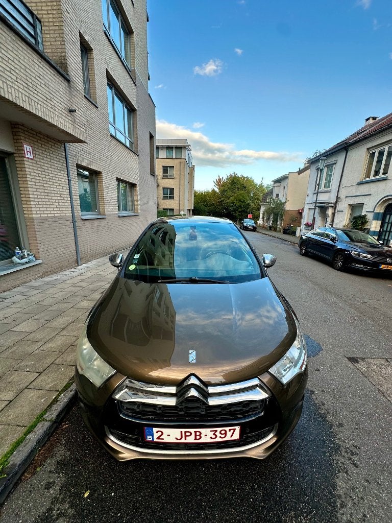 De versnellingsbak van de Citroën DS4 is kapot, Auto's, Euro 5, 4 cilinders, Bruin, 1505 kg