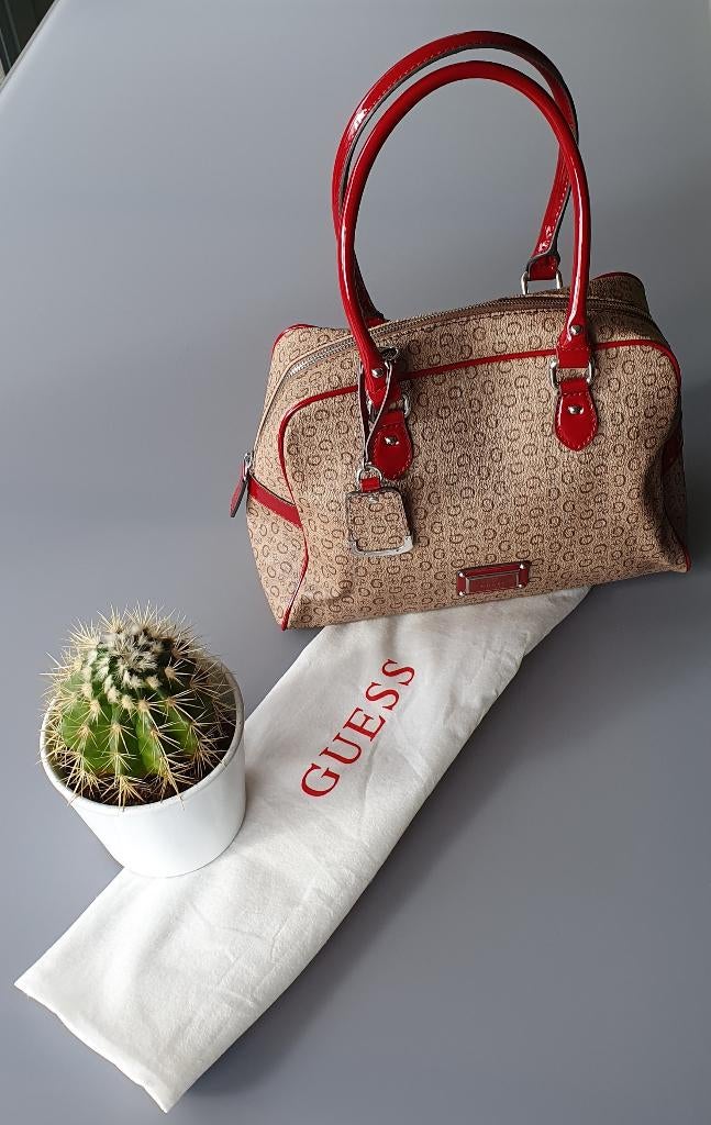 Nieuwe handtas van Guess in beige en rode handvaten, Handtassen en Accessoires, Tassen | Damestassen, Ophalen of Verzenden, Nieuw