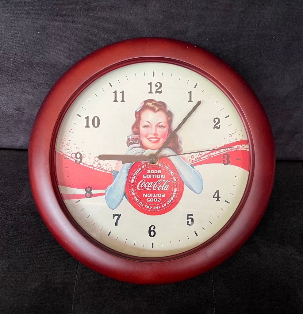 Coca-Cola wandklok - editie 2005 retro/vintage stijl, Wandklok, Analoog, Ophalen of Verzenden, Zo goed als nieuw