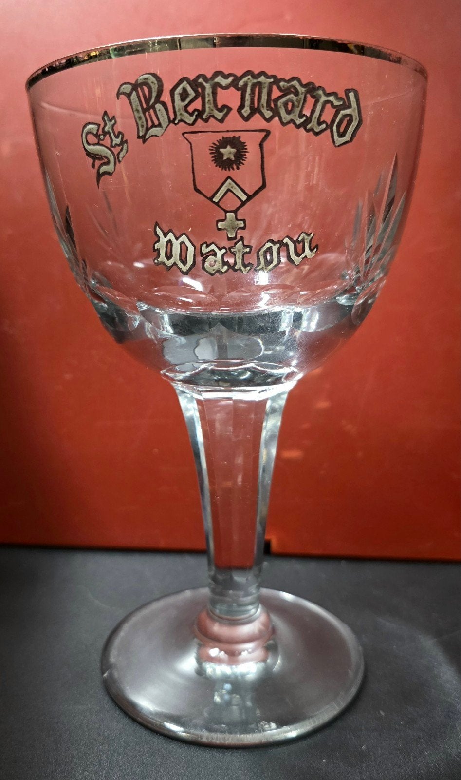 Oud geëmailleerd bierglas St Bernardus met 7-zijdige gebeite, Verzamelen, Ophalen of Verzenden