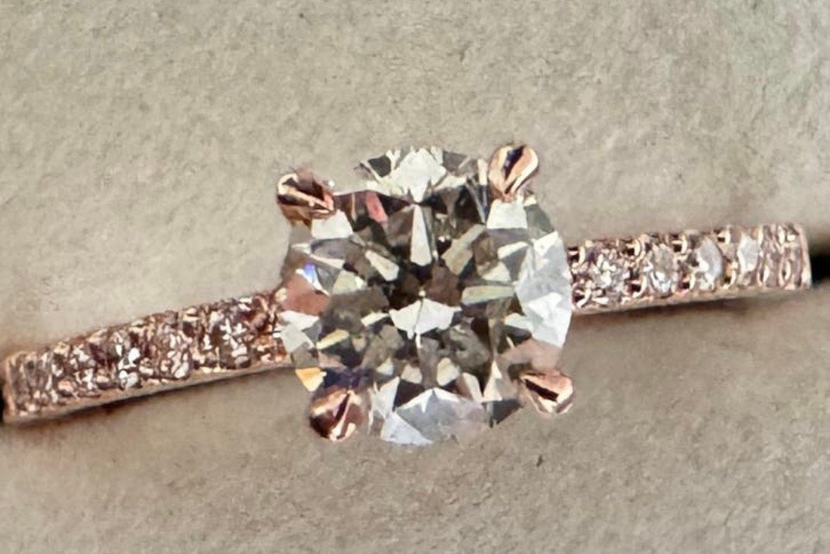 Élégante bague en or rose 14k diamant certificat de 0,85ct, Bijoux, Sacs & Beauté, Bagues, Comme neuf, Blanc, Or, Enlèvement ou Envoi