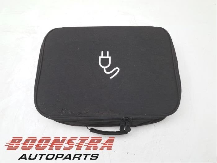 Câble de recharge hybride d'un Porsche Cayenne (Cayenne 17-, Autos : Pièces & Accessoires, -, Porsche, 3 mois de garantie, Utilisé