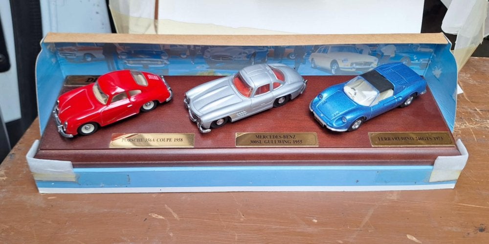 Dinky Toys klassieke auto's set op houten sokkel., Hobby en Vrije tijd, Ophalen of Verzenden, Nieuw, Auto, Dinky Toys