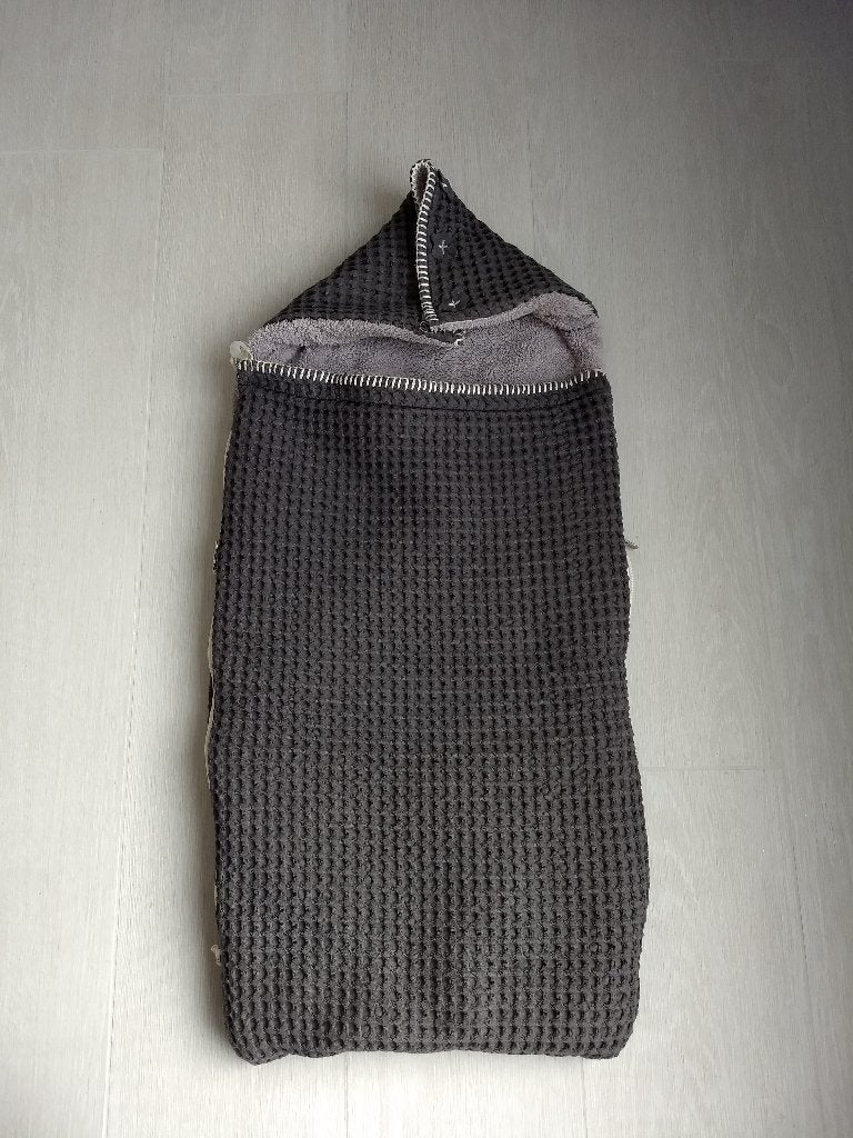 Koeka trappelzak voor maxicosi, donkergrijs, mooie staat, Enlèvement ou Envoi, Gigoteuse ou Couverture d'emmaillotage, Koeka, Utilisé