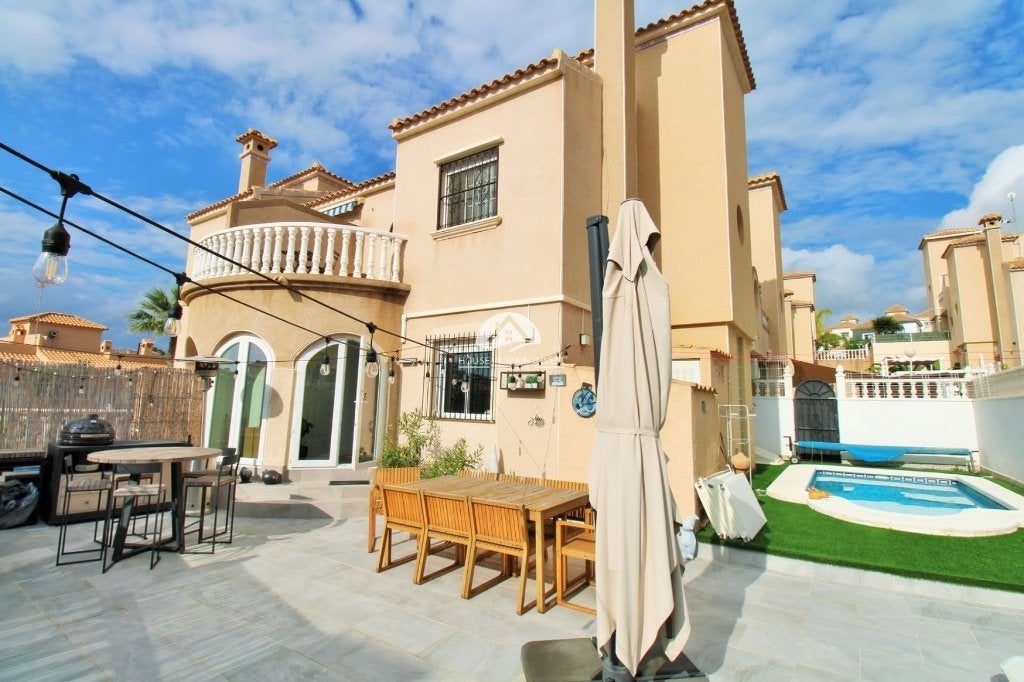 Gerenoveerde half-vrijstaande villa/Villamartin, Immo, Buitenland, Spanje, Woonhuis, 2 kamers, 91 m²