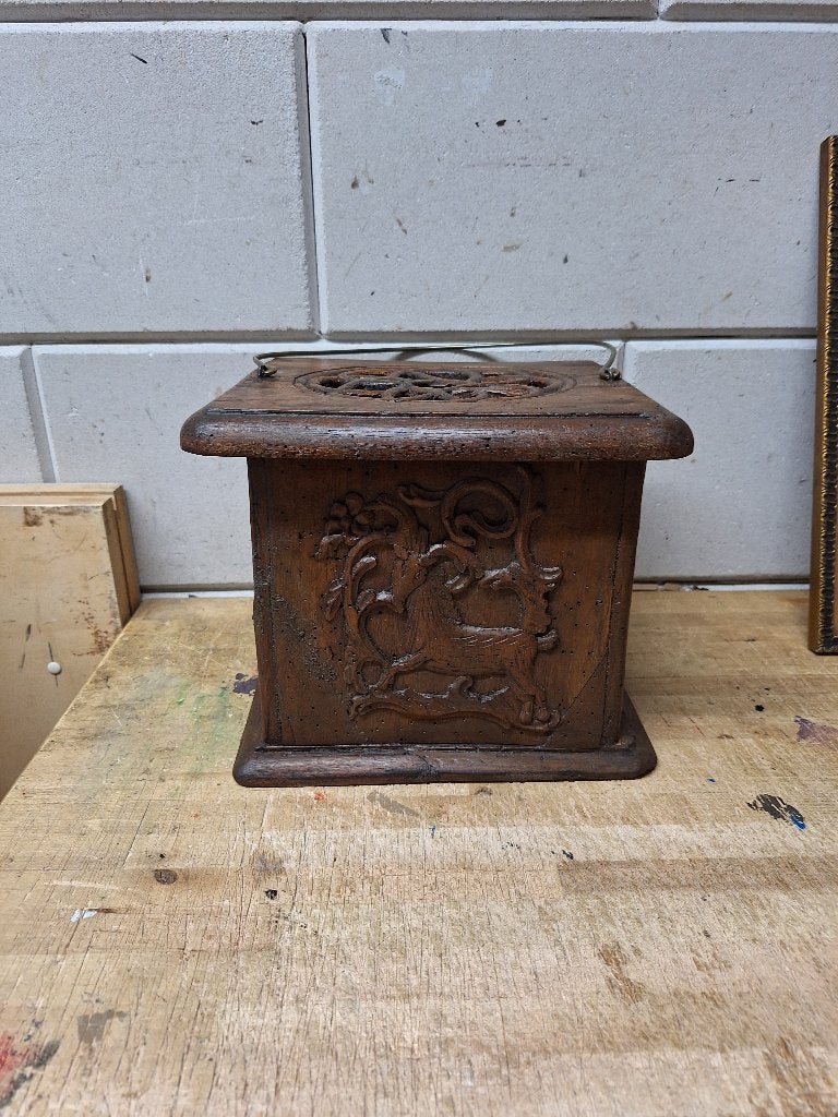 Boîte en bois antique avec motif de chèvre sculpté, Antiquités & Art, Enlèvement ou Envoi