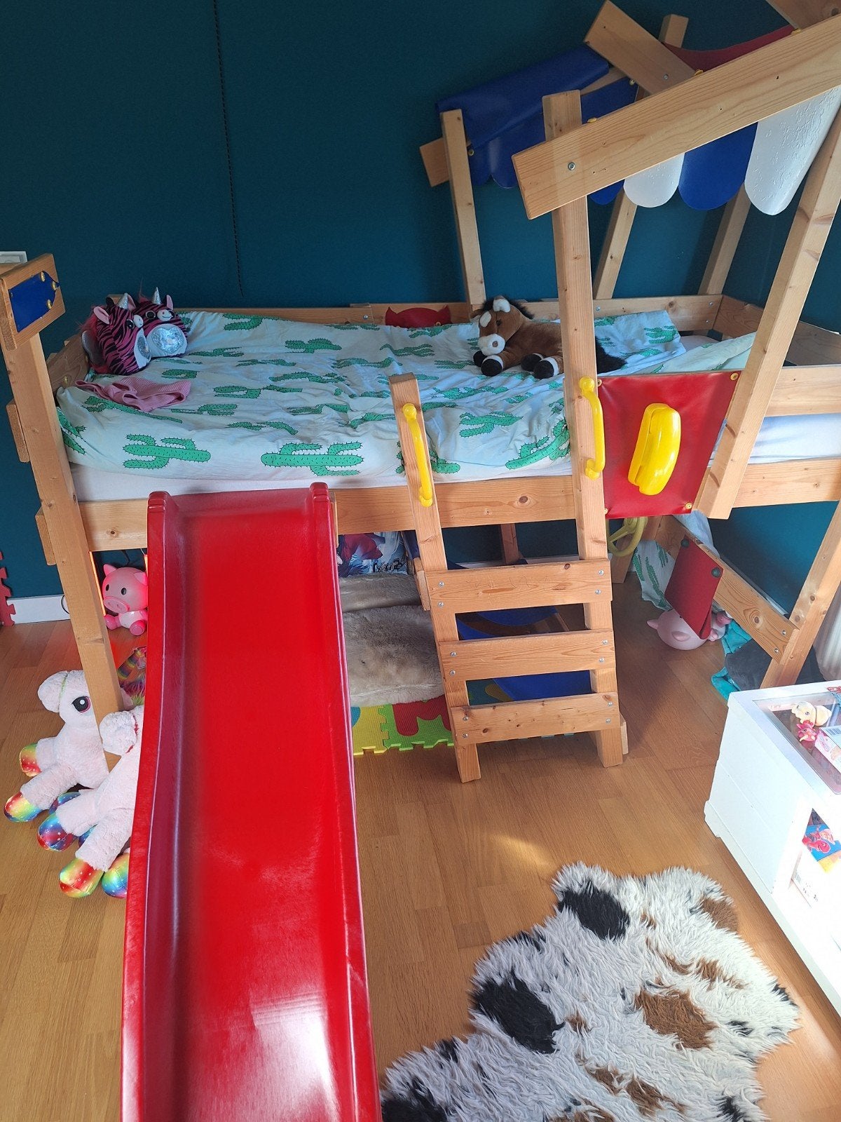 Bed met glijbaan te koop! 100 euro of goed bod, Ophalen