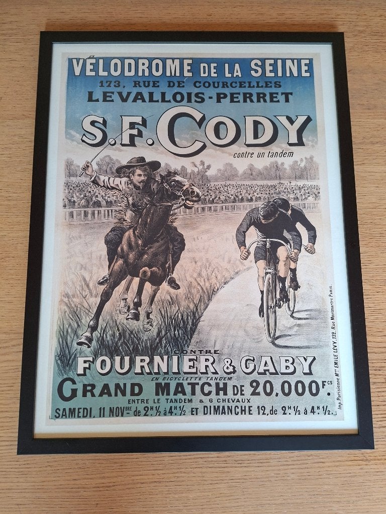 Ingekaderde affiche S.F. Cody tegen een tandem - 1893, Verzamelen, Merken en Reclamevoorwerpen, Ophalen, Zo goed als nieuw, Overige typen