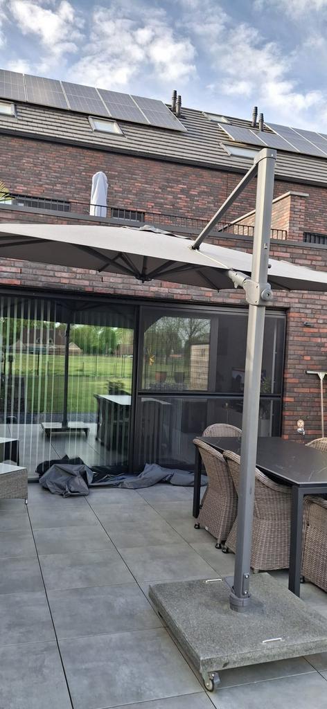Tuinparasol met voet, Ophalen, Zo goed als nieuw