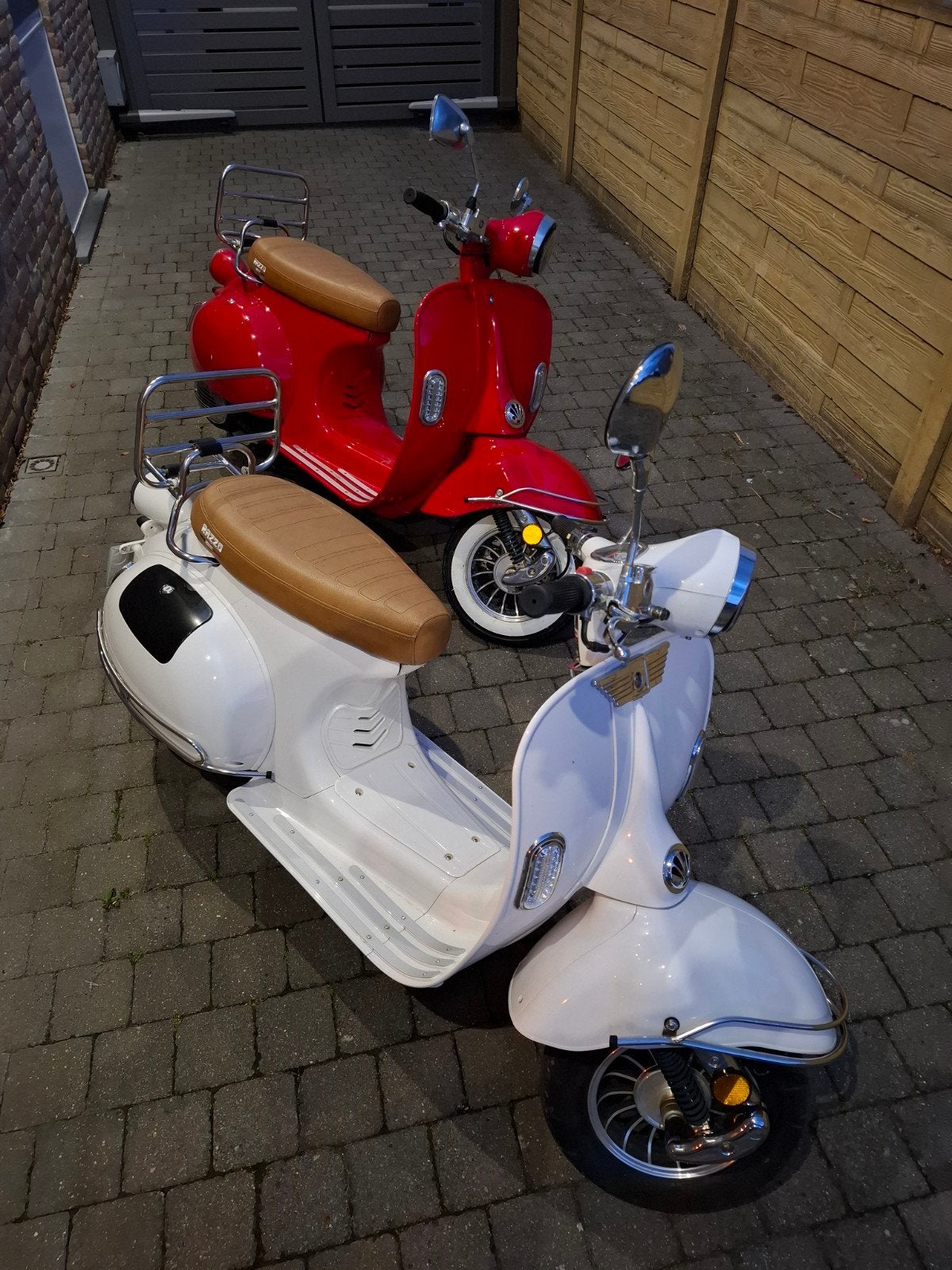 Razzo Torino wit en rood, per 2 aangeboden, onder de 1000 km, Motoren, Motoren | Overige merken, Particulier, Scooter, 11 kW of minder