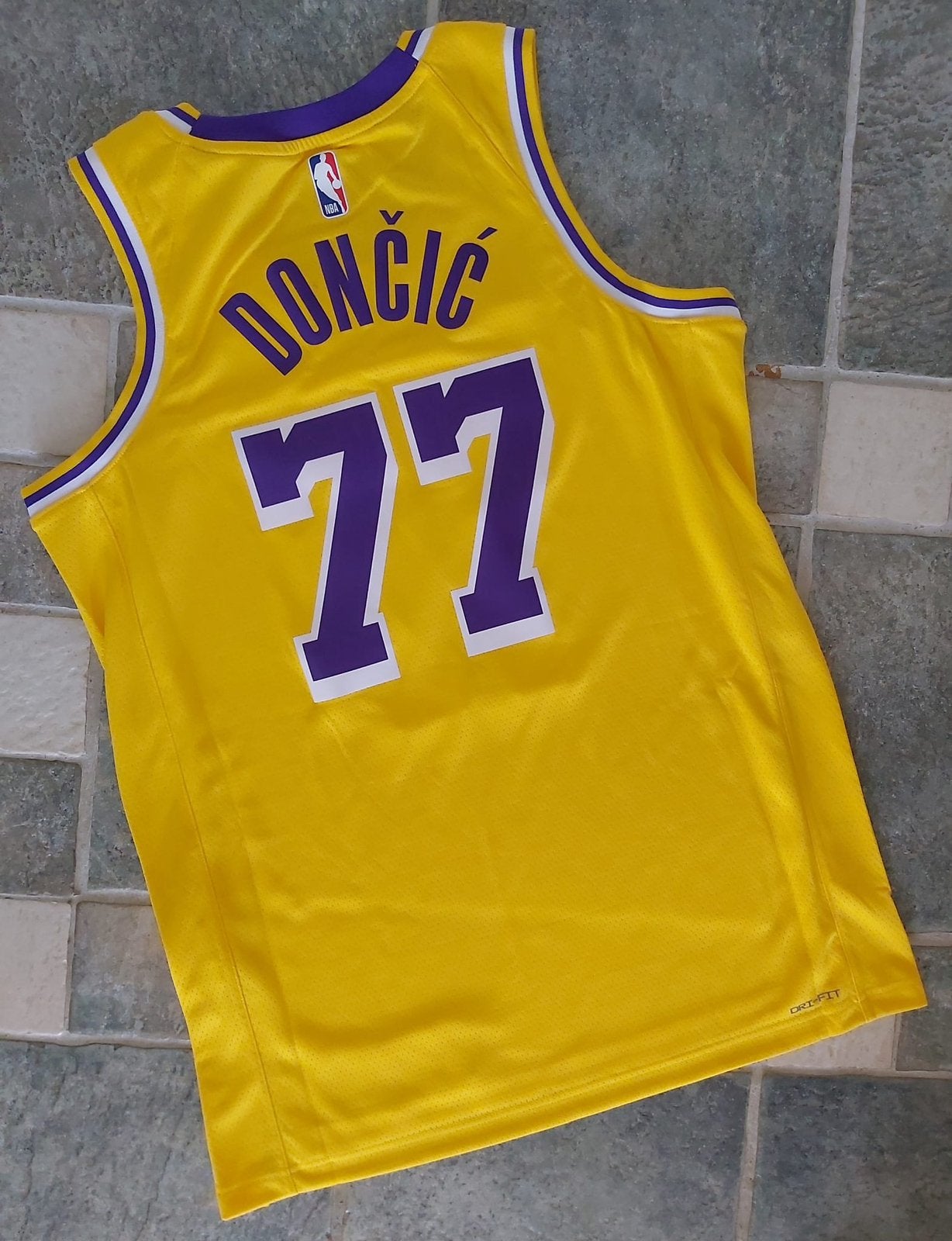 Nike NBA Luka Dončić #77 Lakers-shirt – Maat M, Enlèvement ou Envoi, Neuf