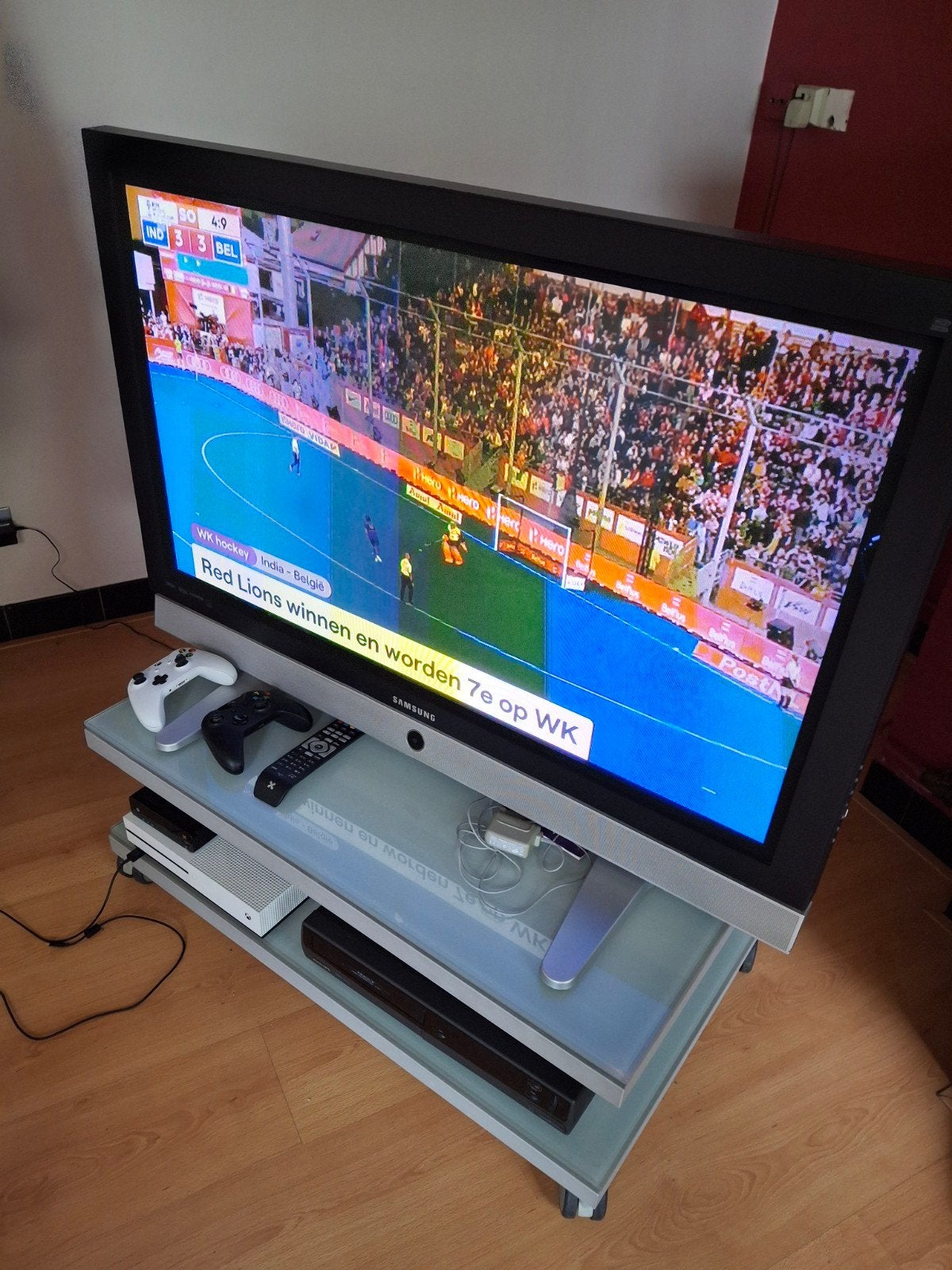 tv tafeltje in glas met werkende tv Samsung, Audio, Tv en Foto, Ophalen, Gebruikt, Samsung
