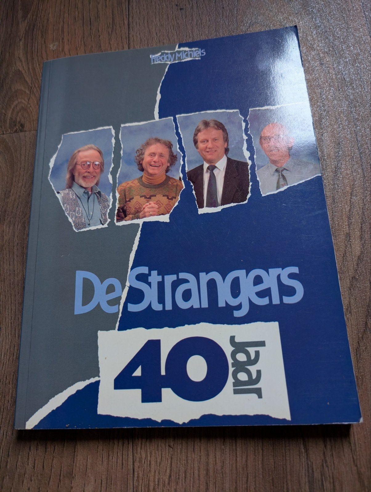 de strangers 40 jaar gesigneerd, Livres, Cinéma, Tv & Médias, Enlèvement ou Envoi, Utilisé, Personnages