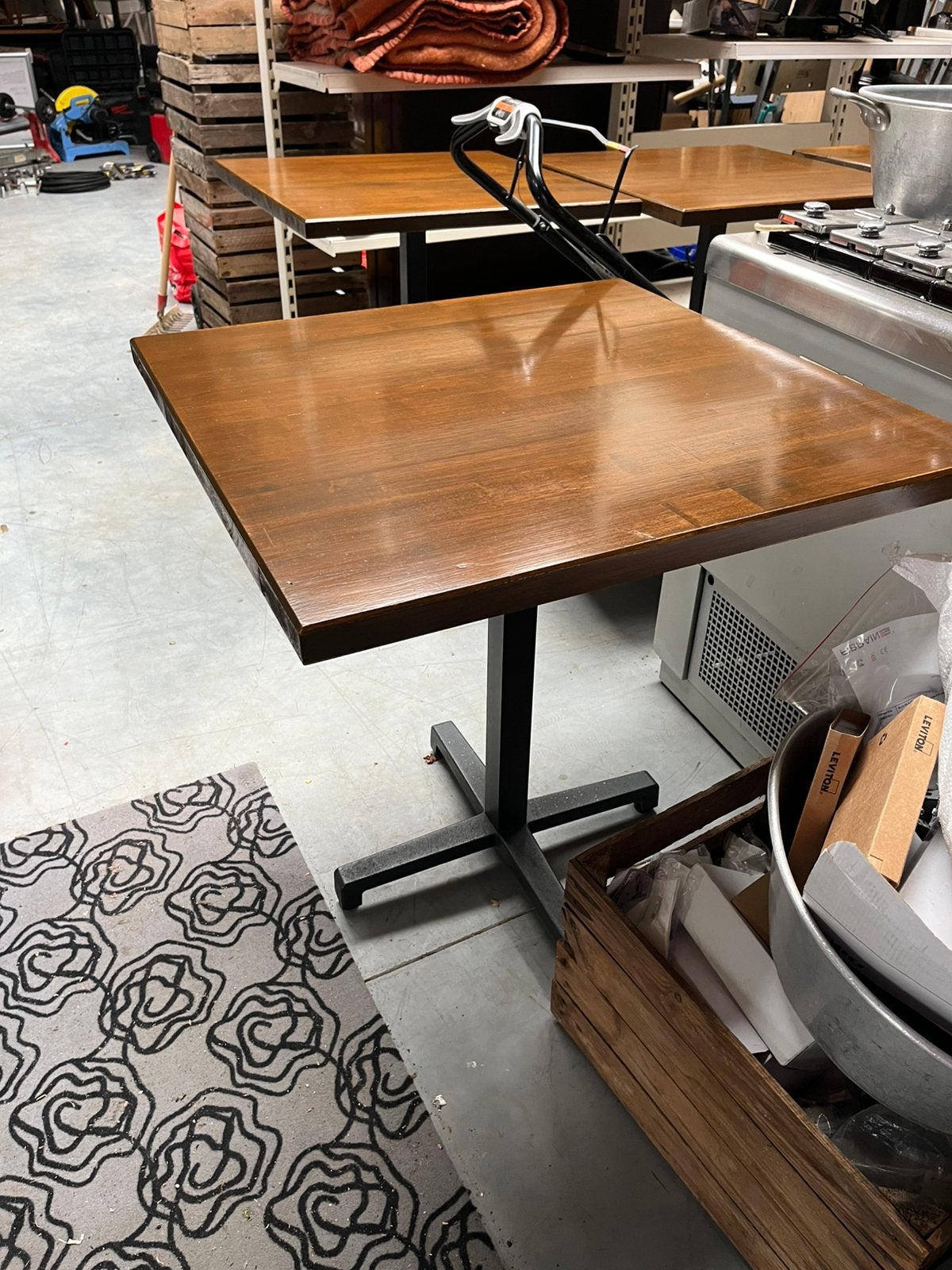 Horeca tafels, vol hout: 75 x 75cm met een gietijzeren voet, Zakelijke goederen, Ophalen, Gebruikt, Meubilair, Nicole-co@outlook.com