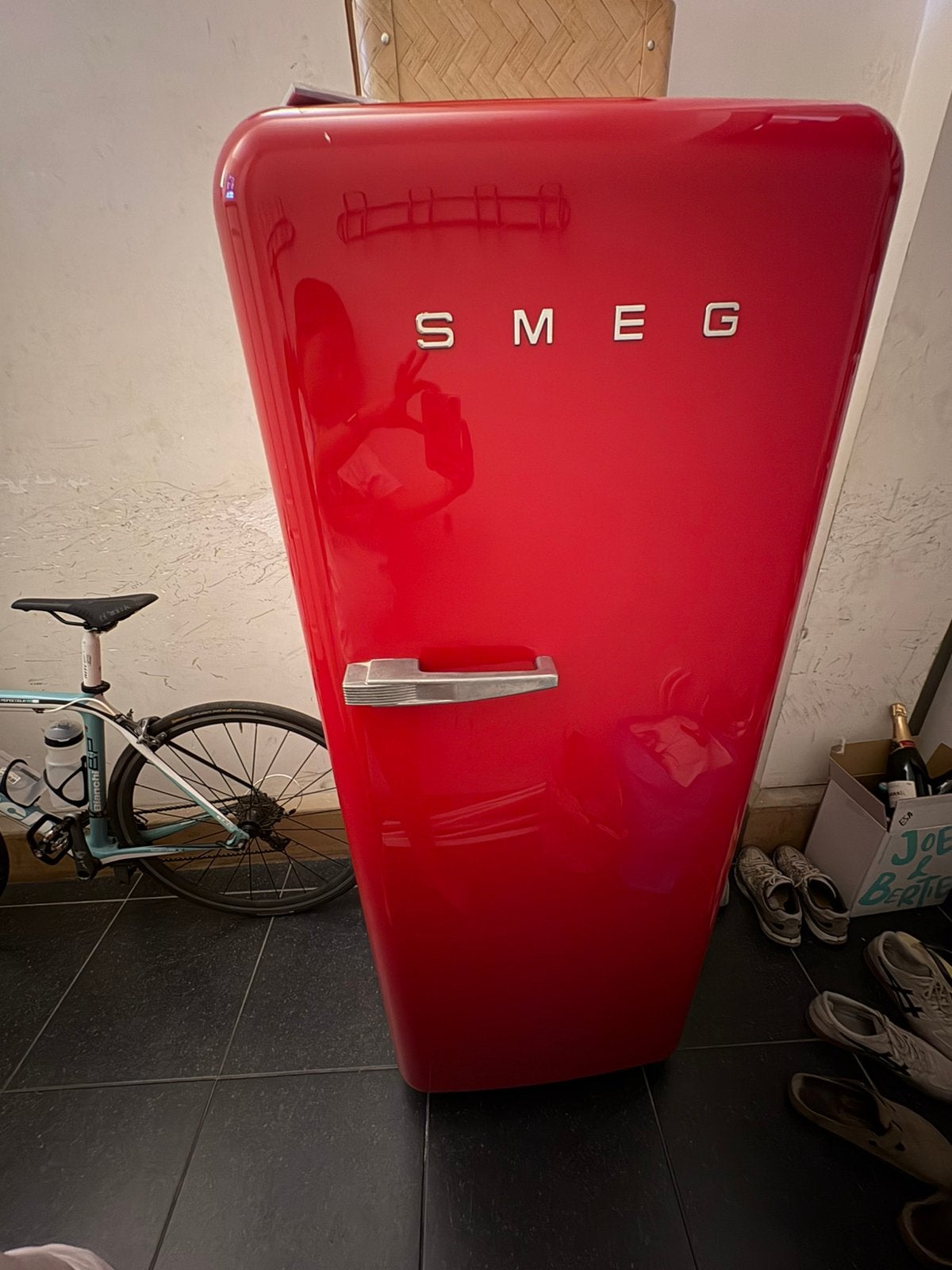 Perfect werkende rode Smeg ijskast, Ophalen, Gebruikt, Met vriesvak