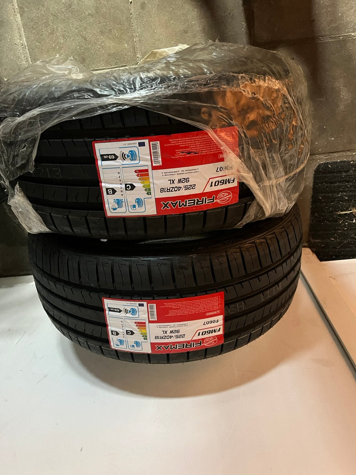 Nouveaux pneus 225 40 18, Autos : Pièces & Accessoires, Neuf, Pneus hiver, Véhicule de tourisme, Enlèvement