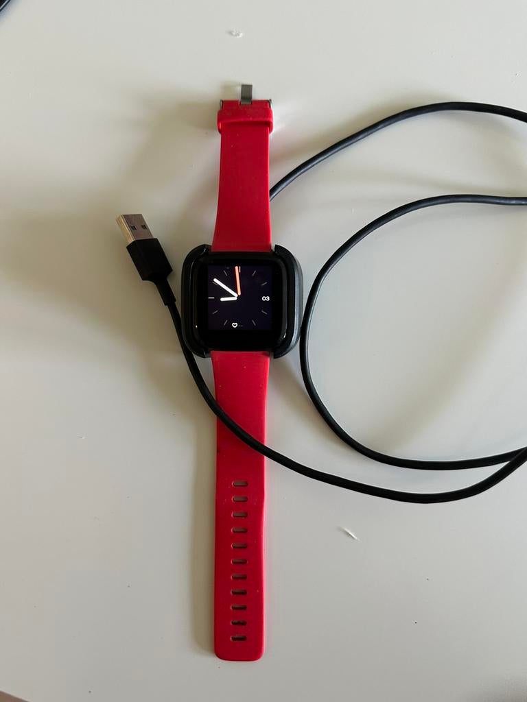 Fitbit versa, Handtassen en Accessoires, Sporthorloges, Gebruikt, Zwart, Ophalen of Verzenden, Waterdicht