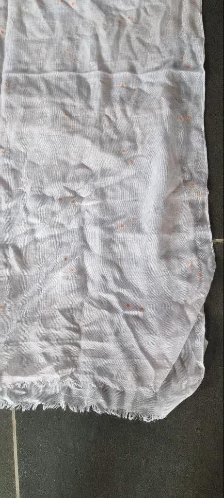 beige sjaal met oranje stippen, Kleding | Dames, Mutsen, Sjaals en Handschoenen, Ophalen of Verzenden, Gedragen, Sjaal