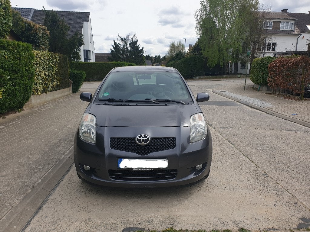 Toyota yaris 1.3VVTi Gekeurd voor verkoop, Auto's, Toyota, Voorwielaandrijving, Stof, Zwart, 4 cilinders