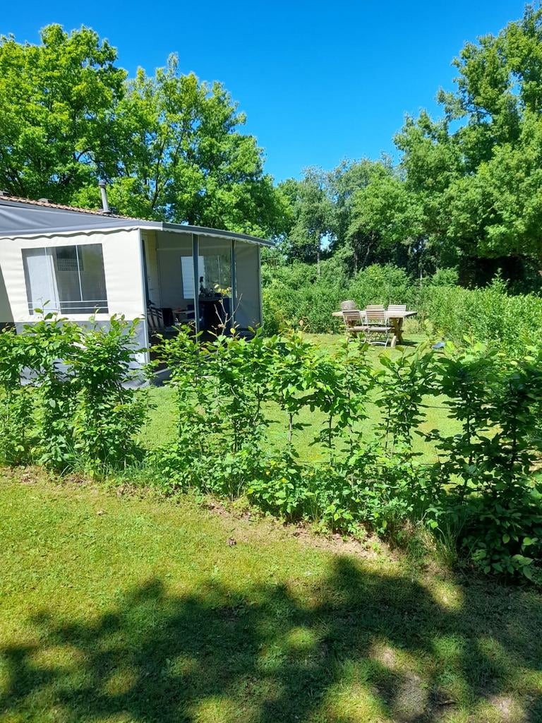 Emplacement de camping haut de gamme avec mobil-home Olloy