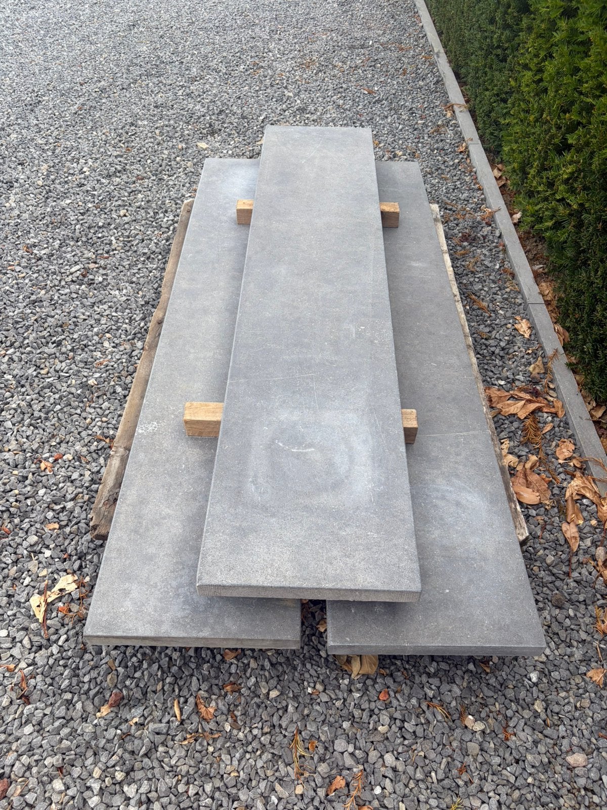 Trois seuils en pierre bleue belge, Bricolage & Construction, Dalles & Carrelages, Enlèvement, Utilisé, Pierre de taille, Autres types
