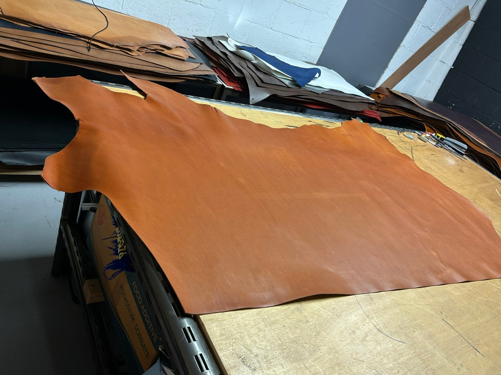 Cognac patina-vintage kalfs half huid 1.5mm dik iets stug A5, Ophalen of Verzenden, Zo goed als nieuw