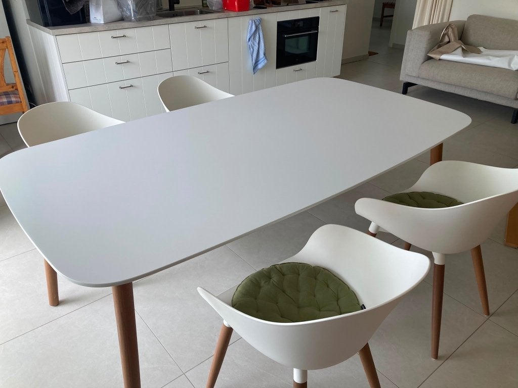 Witte mooie tafel met 4 mooie witte kuipstoelen, Huis en Inrichting, Ophalen, Zo goed als nieuw, Modern, 4 tot 6 stoelen