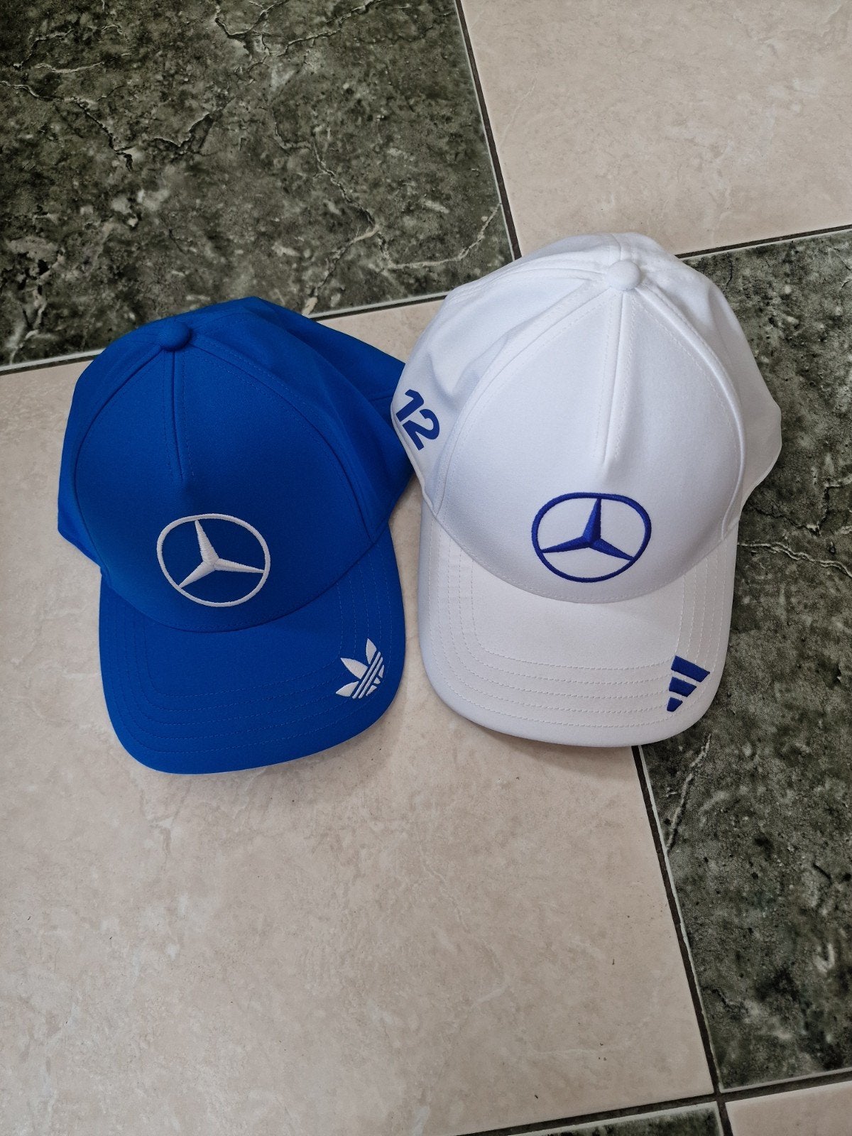 Officiële Mercedes-petten, Ophalen