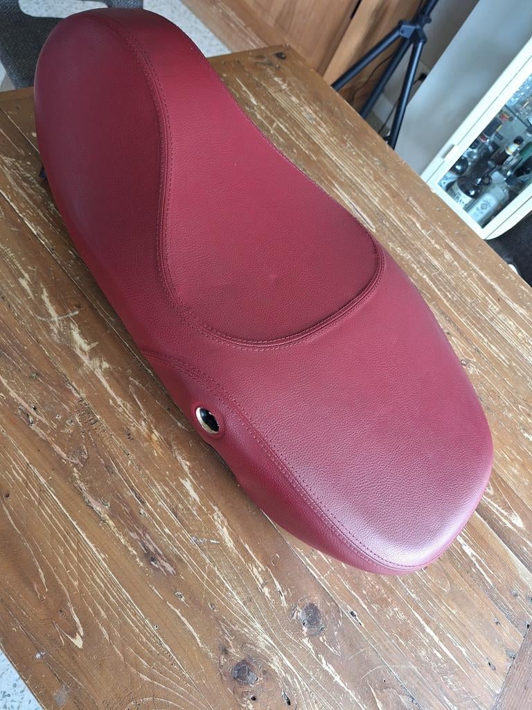 Origineel Vespa Primavera zadel bordeaux – NIEUW ongebruikt, Motos, Enlèvement ou Envoi