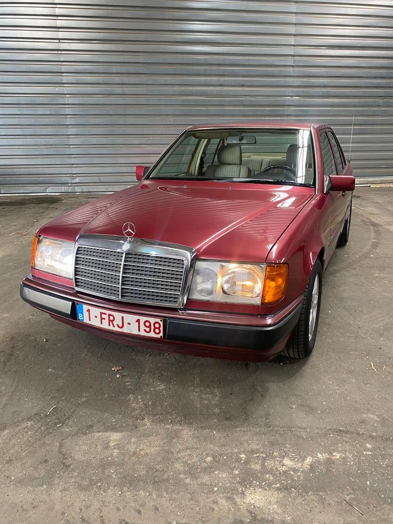 Mercedes 230E MET ROZE FORMULIER met 138000 km!, Auto's, Mercedes-Benz, Euro 2, 4 deurs, Beige, 4 cilinders