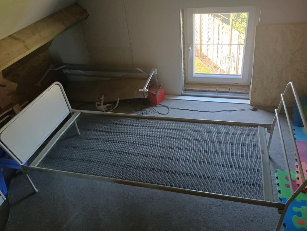 Bed zonder matras, Enlèvement