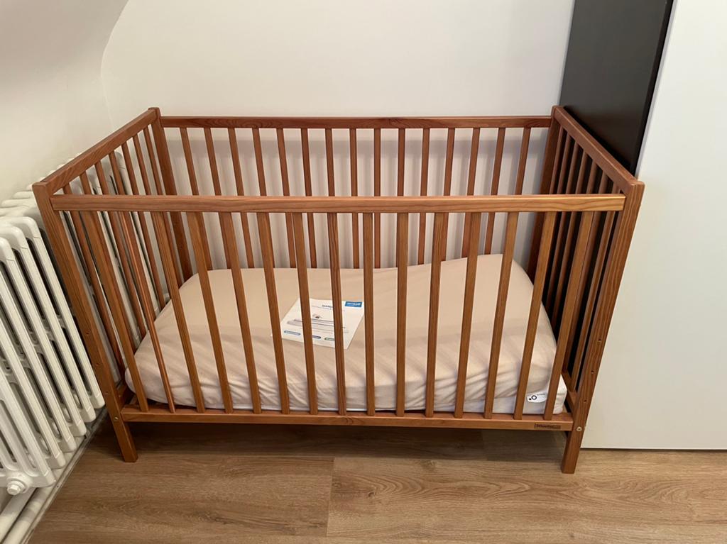 Babybed Woody met matras en bescherming, Ophalen, Zo goed als nieuw, Ledikant