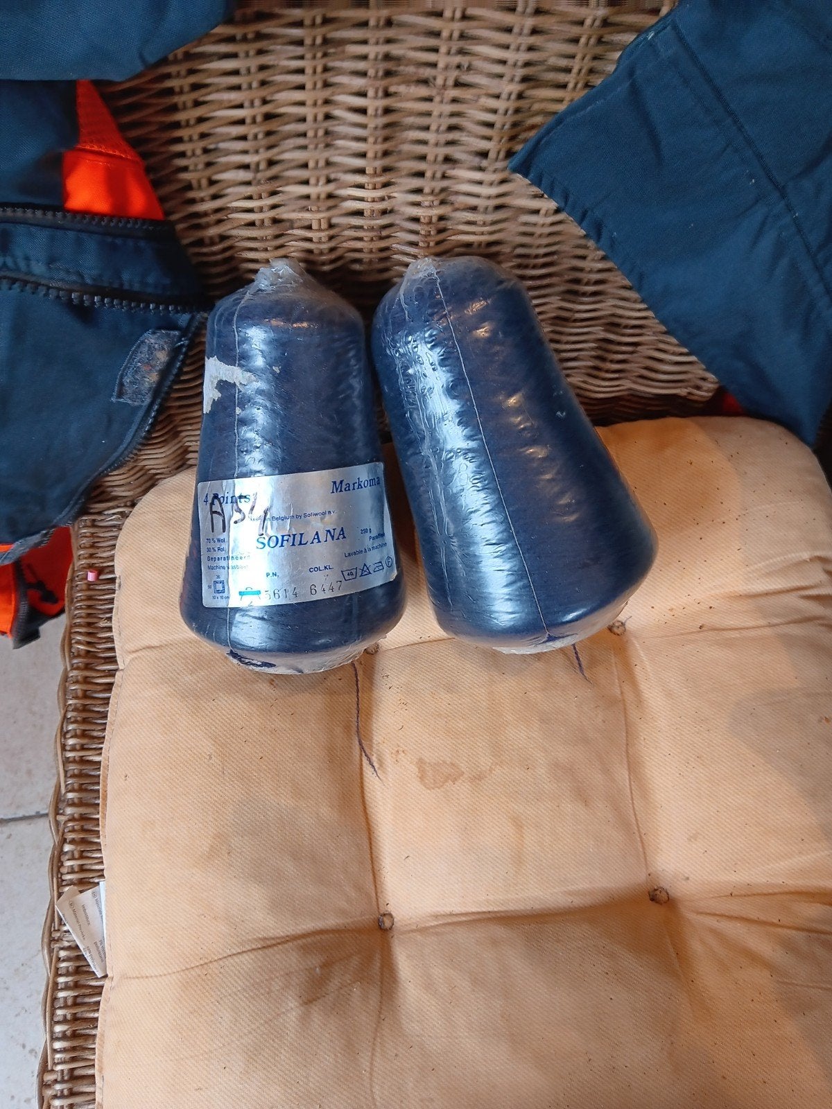 2 bobijnen blauwe wol, Hobby en Vrije tijd, Breien en Haken, Ophalen