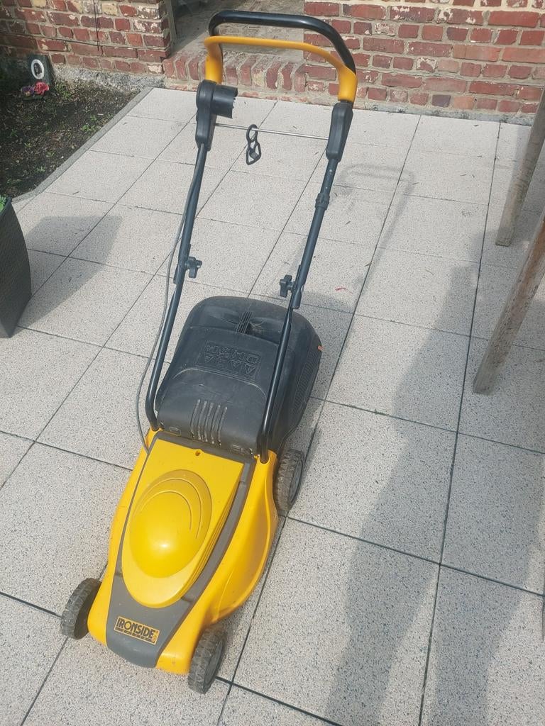 Tondeuse à gazon avec un diamètre de coupe de 40 cm, aliment, Enlèvement