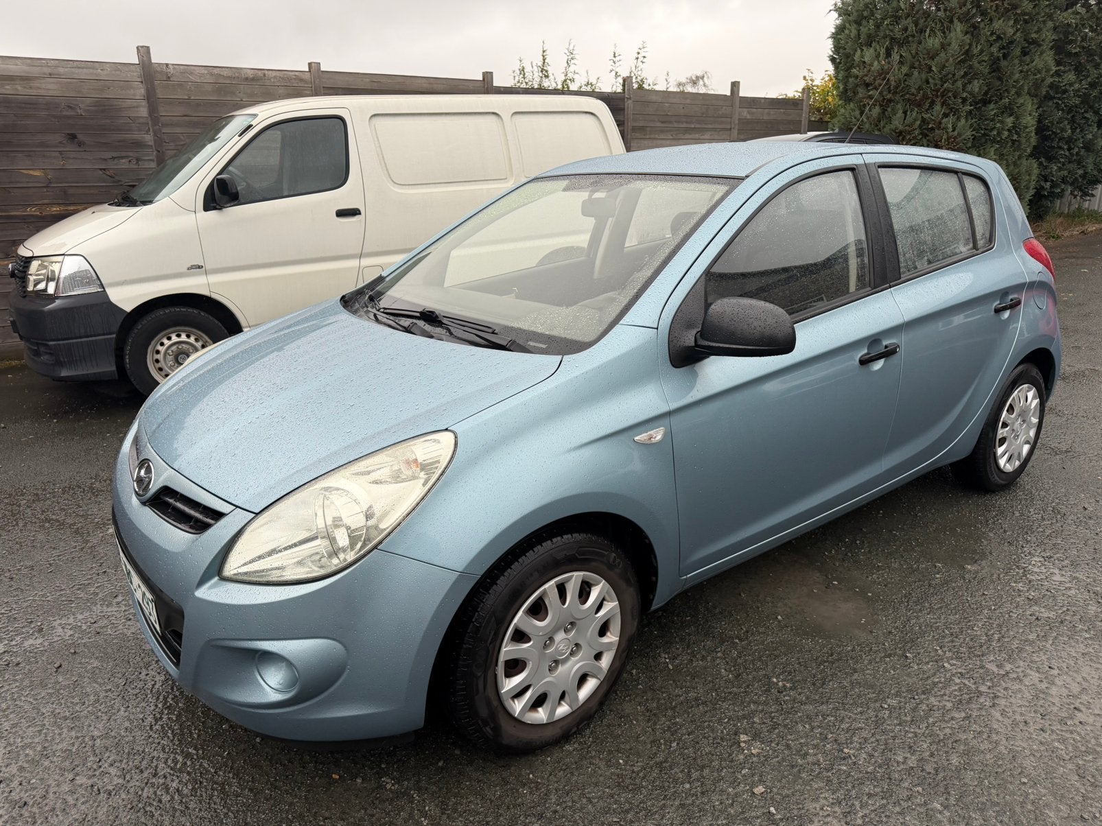 Hyundai i20 benzine met registratieverzoek., Auto's, Euro 5, Stof, Zwart, Blauw