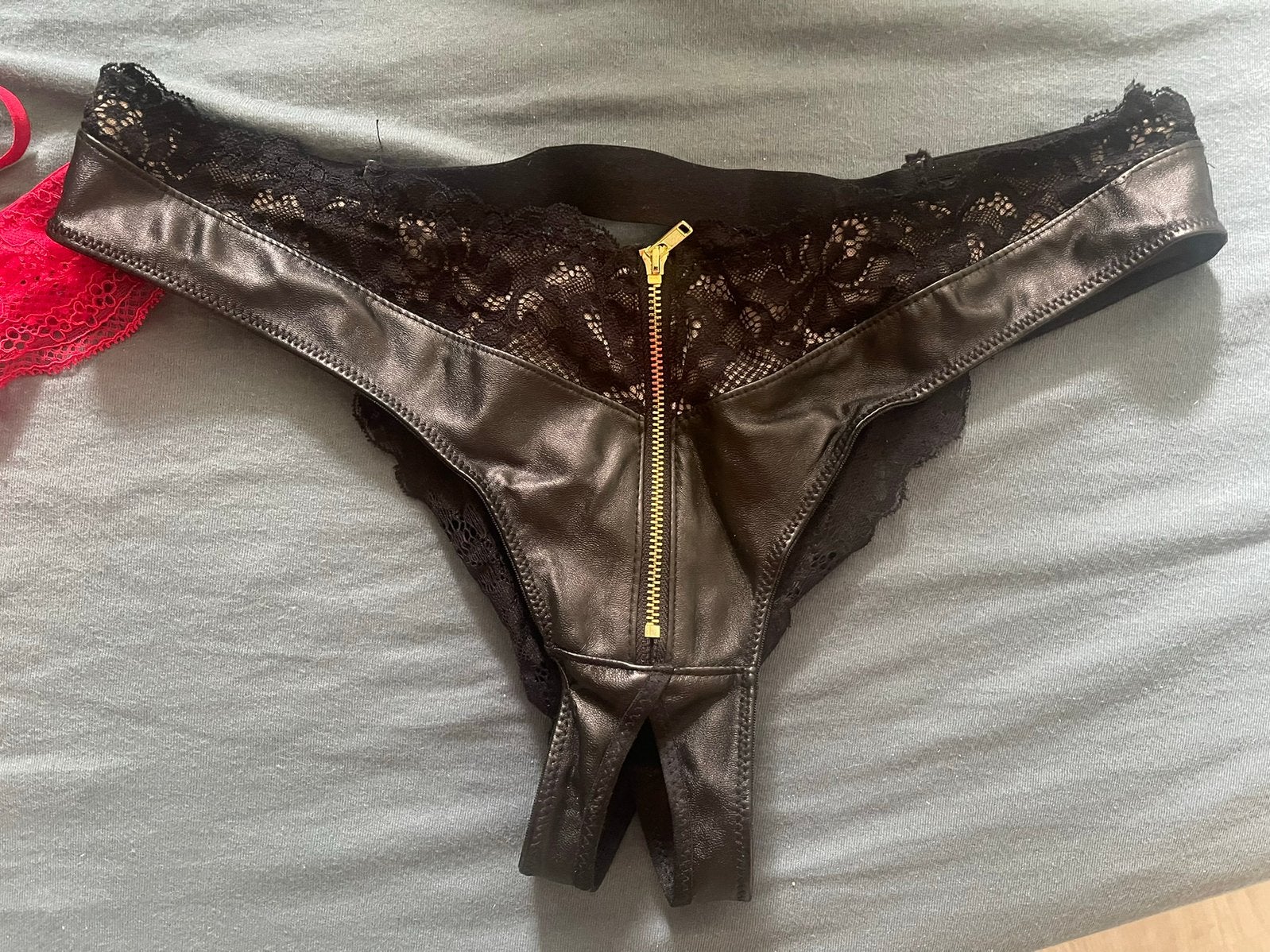 Leren string met rits - open kruis, Vêtements | Femmes, Sous-vêtements & Lingerie, Enlèvement ou Envoi, Noir, String