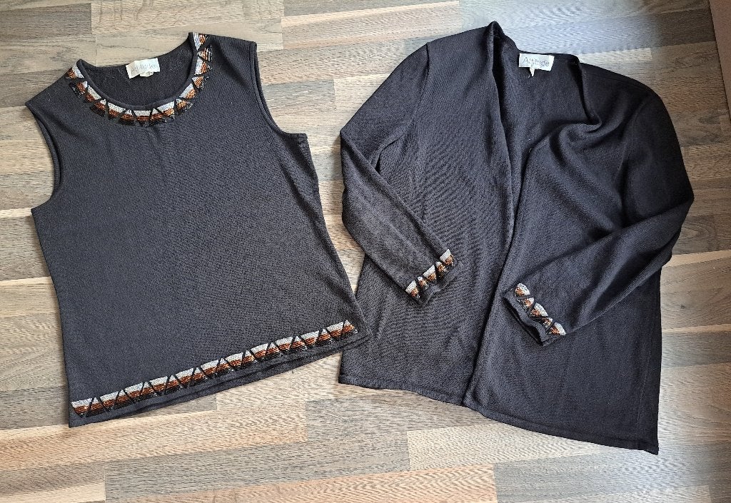 Twinset, Attitude, met wol, mt 42, goud en zilver boord, Ophalen of Verzenden, Zo goed als nieuw, Maat 42/44 (L), Zwart