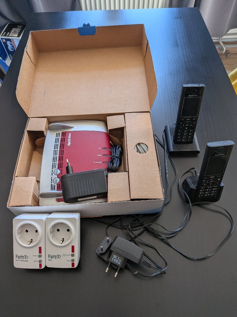IK BEN FRITZ! Doos 7390 + 2x FRITZ! Fon + 2x DECT-repeater, Computers en Software, Ophalen, Gebruikt, Router met modem, AVM FRITZ!Box