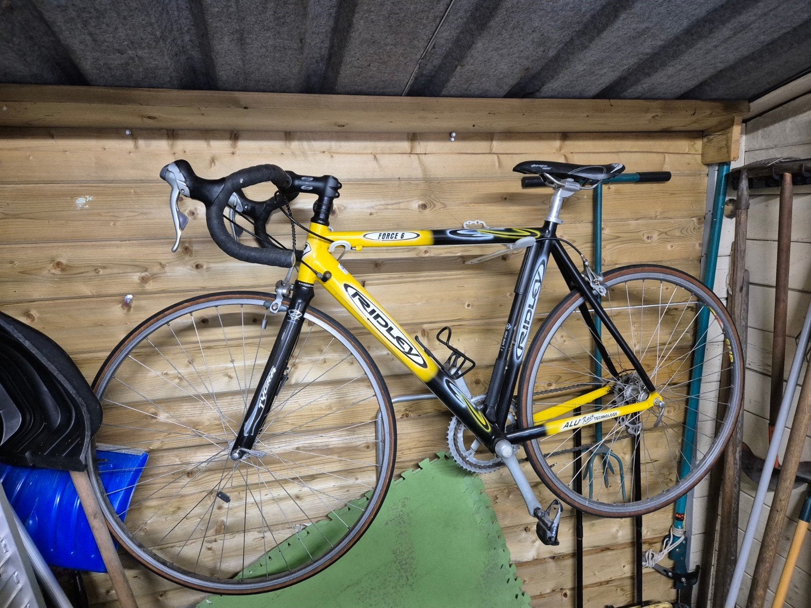 Cours d'équitation, vélo de course, Enlèvement