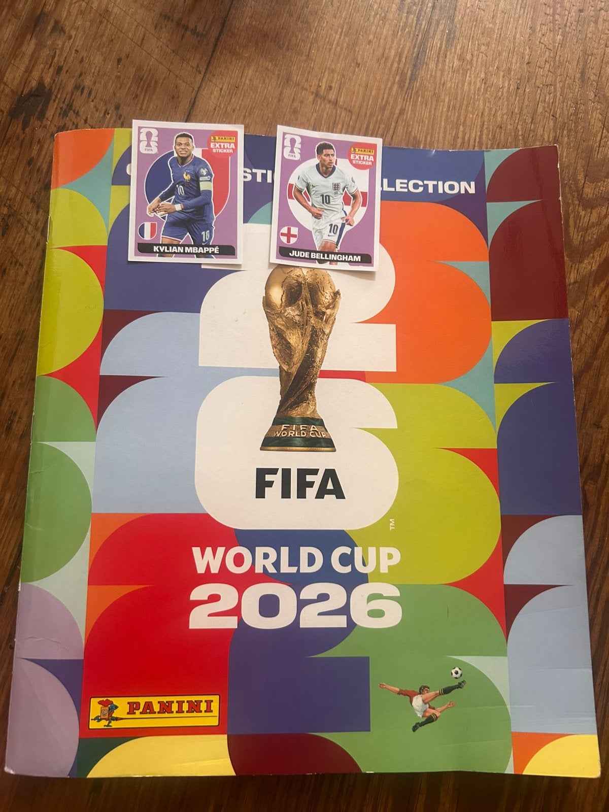 Livre manini 2026 avec 2 extra stickers, Livres, Cinéma, Tv & Médias, Enlèvement ou Envoi, Comme neuf