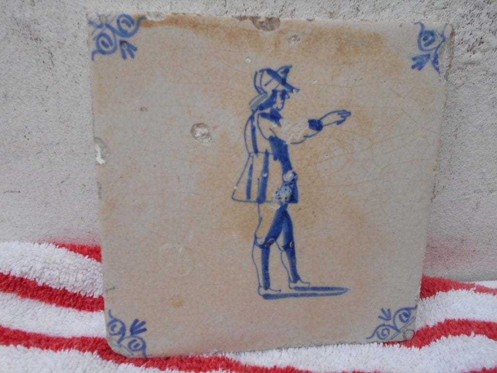 antieke DELFTSE tegel-soldaat?-17e eeuw, Antiek en Kunst, Ophalen of Verzenden