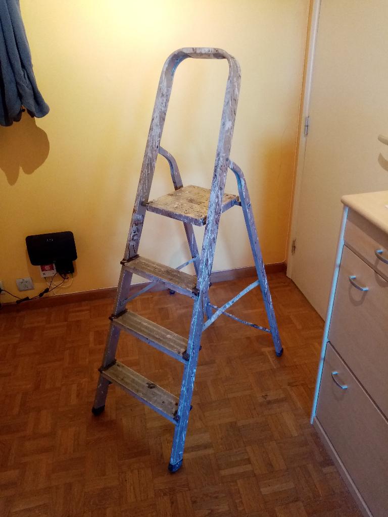 Escabeau 4 marches en aluminium., Pliable ou rétractable/escamotable, Moins de 2 mètres, Échelle, Enlèvement